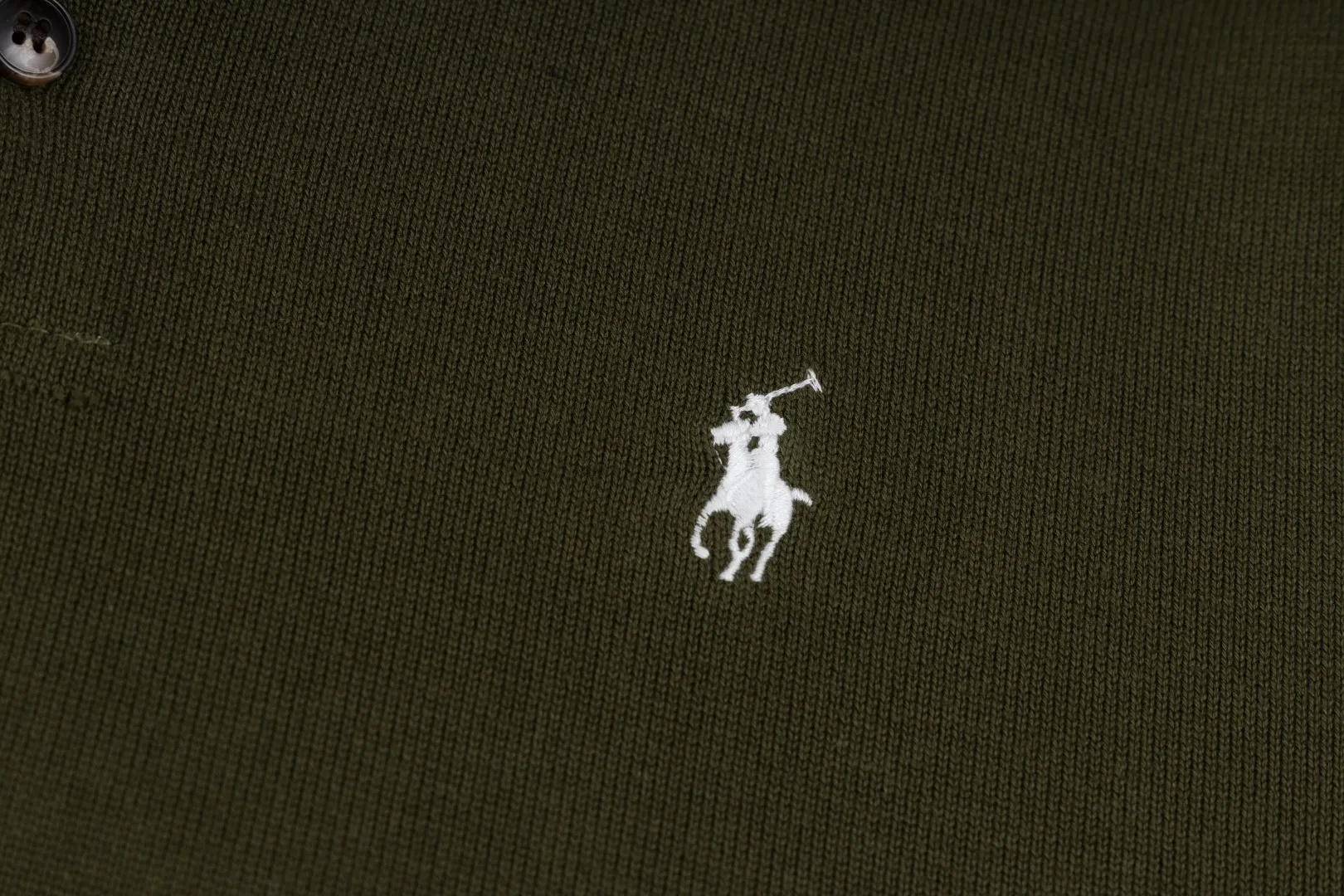 P206 Style number: R07 Ralph Lauren knitted pony embroidered lapel polo shirt three-button pullover open chest long-sleeved sweater. Official website synchronized. Same style for men and women. Classic cotton yarn. 100% white cotton. High-quality goods. Classic style has always been very popular! The workmanship details are very good! The simple lapel polo pullover sweater is always the standard, with classic brand embroidery on the chest! All major stars have the same style! Best for couples. High quality goods! Xinjiang cotton micro-elastic and smooth fabric is of great quality. Pure cotton is soft and skin-friendly. Color #White Blue Gray Dark Gray Khaki Military Green Navy White Label Navy Blue Red Label Black Red Label Black White Label Pink Size#S M L